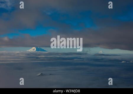 La mattina presto si illumina il Monte Adams, come si vede dal Camp Muir Foto Stock