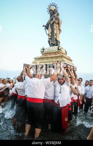 18 luglio 2019 (Malaga) la celebrazione della Giornata del Carmen con la processione della Virgen del Carmen, il santo patrono del mare, i marinai e i pescatori in prossimità del palo, Malaga. Credito: CORDON PREMERE/Alamy Live News Foto Stock