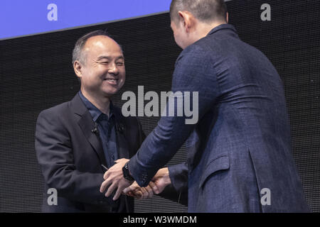 Tokyo, Giappone. 18 Luglio, 2019. (L a R) Anthony Tan Group CEO e co-fondatore di agguantare scuote le mani con Masayoshi figlio Presidente e CEO di SoftBank durante il mondo SoftBank 2019 evento in Tokyo. La manifestazione è organizzata da SoftBank Corp. per introdurre Intelligenza Artificiale e IoT (Internet delle cose) per le aziende che sviluppano la tecnologia più recente per robot in vari settori aziendali. Il robot expo corre fino a luglio 19. Credito: Rodrigo Reyes Marin/ZUMA filo/Alamy Live News Foto Stock