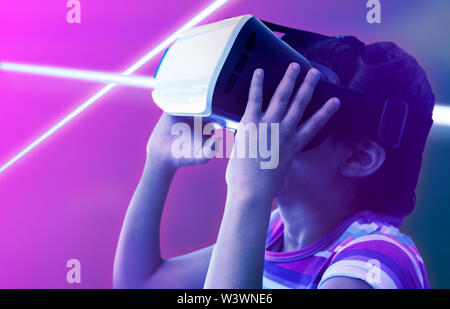 Immagine composita di close up di una ragazza che indossa la realtà virtuale simulator Foto Stock