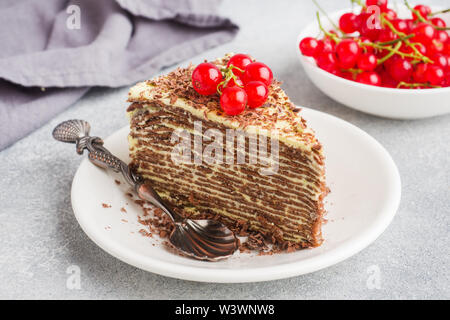 Torta di sottili frittelle di cioccolato e crema di pistacchio con rosse bacche Ribes Foto Stock