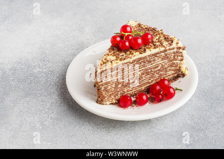 Torta di sottili frittelle di cioccolato e crema di pistacchio con rosse bacche Ribes Foto Stock