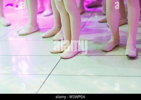 In prossimità dei piedi in bambini danza Balletto di classe Foto Stock