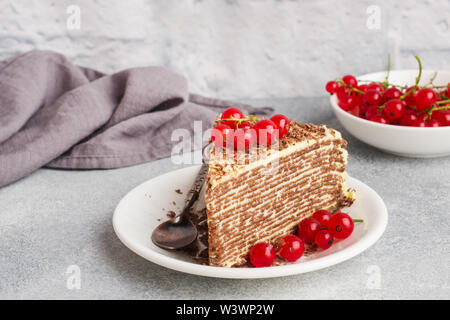 Torta di sottili frittelle di cioccolato e crema di pistacchio con rosse bacche Ribes Foto Stock