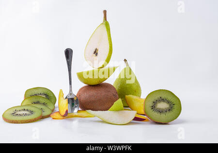 Frutta di montagna - Verde kiwi fette, fette di pere - Tutto il kiwi, pera intera - freschi e frutta dolce - su sfondo bianco Foto Stock