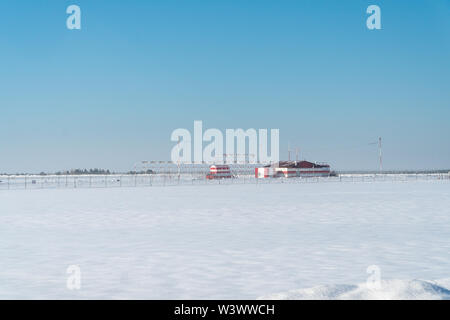 Stazione meteo in inverno nevoso campo Foto Stock