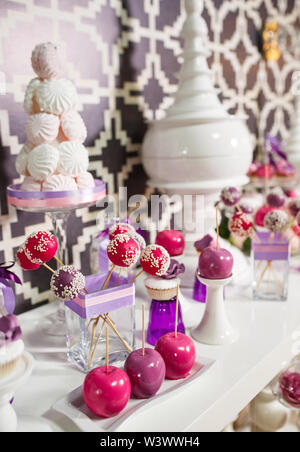 Candy bar. La tabella con i dolci che il giorno del matrimonio Foto Stock