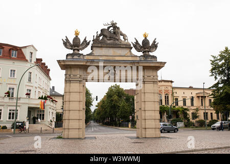 La Jägertor (porta dell'Hunter) a Hegelallee a Potsdam, Germania. Costruita nel 1733, è la più antica delle porte sopravvissute della città. Foto Stock