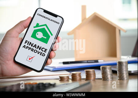 Mutuo riconoscimento su telefono cellulare in una casa del modulo del contratto approvato con casa di proprietà Foto Stock