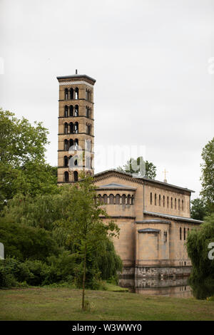 La Chiesa della Pace (Friedenskirche) ai margini del palazzo terreni nel Parco Sanssouci a Potsdam, Germania. Foto Stock