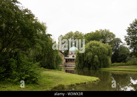 La Chiesa della Pace (Friedenskirche) ai margini del palazzo terreni nel Parco Sanssouci a Potsdam, Germania. Foto Stock