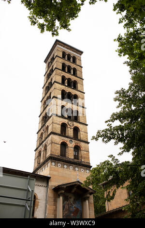 La torre della Chiesa della Pace (Friedenskirche) ai margini del palazzo terreni nel Parco Sanssouci a Potsdam, Germania. Foto Stock