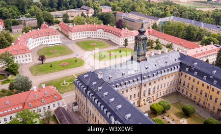 16 luglio 2019, in Sassonia, Wermsdorf: Vista del castello di Hubertusburg (shot con un drone). In Europa la più grande riserva di caccia ha restituito una frazione del suo giardino perduto. Con circa 40 volontari, la Colonia azione artista ha tagliato alcune delle forme centrale di gioielleria in ex park dal 1 luglio. Su 10.000 metri quadrati, l'asse centrale e la parte centrale del giardino barocco composizione sono stati resuscitati - un decimo dell'ex complesso. Ma i visitatori del 'sassone Versailles' fare in fretta, perché si tratta di un lavoro temporaneo. Cresce di oltre entro due settimane. Foto: Jan Woitas/dpa-Zentralbild/dpa Foto Stock