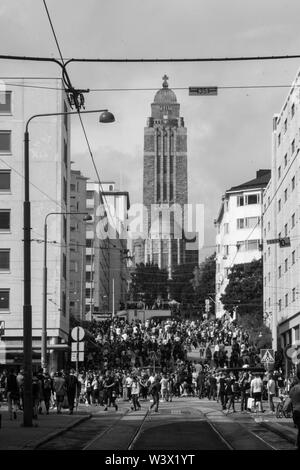 Siltasaarenkatu affollato durante Kallio Block Party 2016 a Helsinki in Finlandia Foto Stock