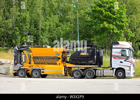 Salo, Finlandia. Giugno 29, 2019. Mercedes-Benz Actros 2653 carrello di trasporto AJP Ky alaggio TANA Shark rifiuti shredder parcheggiato su un arresto carrello cantiere. Foto Stock