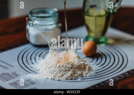 Uova e farina. Ingredienti per Pasticceria. Lo zucchero Foto Stock