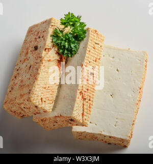 Fagiolo di Soia Curd tofu con verdi su sfondo bianco non a base di latte sostituto alternativo per formaggio Foto Stock