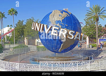 Grande Universal Studios Globe all'ingresso Foto Stock