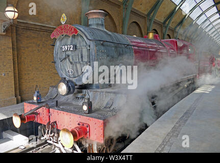 La scuola di Hogwarts Express in Universal Studios su piattaforma appena prima di partire Foto Stock