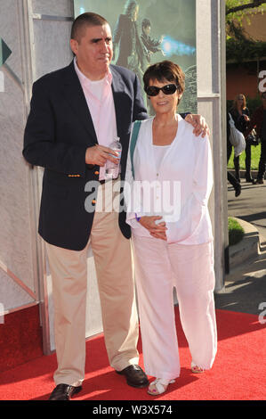 LOS ANGELES, CA. Luglio 12, 2010: Alfred Molina & moglie Jill Gascoine a beneficio dello screening per il suo nuovo film 'L'apprendista stregone" di Walt Disney Studios. © 2010 Paul Smith / Featureflash Foto Stock