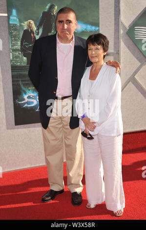 LOS ANGELES, CA. Luglio 12, 2010: Alfred Molina & moglie Jill Gascoine a beneficio dello screening per il suo nuovo film 'L'apprendista stregone" di Walt Disney Studios. © 2010 Paul Smith / Featureflash Foto Stock