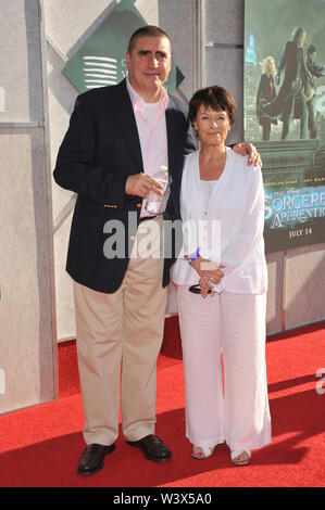 LOS ANGELES, CA. Luglio 12, 2010: Alfred Molina & moglie Jill Gascoine a beneficio dello screening per il suo nuovo film 'L'apprendista stregone" di Walt Disney Studios. © 2010 Paul Smith / Featureflash Foto Stock