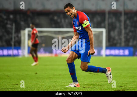 Il calcio brasiliano player Alan Kardec di Chongqing SWM celebra dopo il punteggio contro la Shenzhen F.C. nel loro diciottesima tornata corrispondere durante il 2019 Chinese Football Association Super League (CSL) nella città di Shenzhen, Cina del sud della provincia di Guangdong, 17 luglio 2019. Chongqing SWM sconfitto Shenzhen F.C. 2-0. Foto Stock