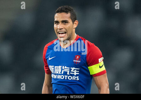 Il calcio brasiliano player Alan Kardec di Chongqing SWM celebra dopo il punteggio contro la Shenzhen F.C. nel loro diciottesima tornata corrispondere durante il 2019 Chinese Football Association Super League (CSL) nella città di Shenzhen, Cina del sud della provincia di Guangdong, 17 luglio 2019. Chongqing SWM sconfitto Shenzhen F.C. 2-0. Foto Stock