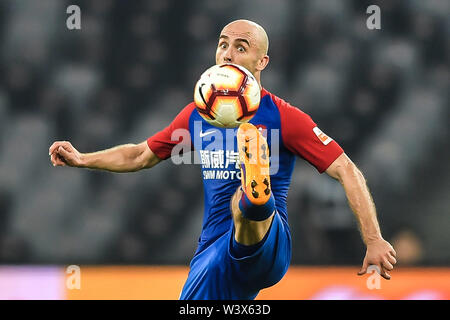 Polacco giocatore di calcio Adrian Mierzejewski di Chongqing SWM dribbling contro Shenzhen F.C. nel loro diciottesima tornata corrispondere durante il 2019 Chinese Football Association Super League (CSL) nella città di Shenzhen, Cina del sud della provincia di Guangdong, 17 luglio 2019. Chongqing SWM sconfitto Shenzhen F.C. 2-0. Foto Stock