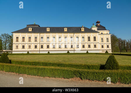 Chateau barocco in Kravare vicino a Opava città in Repubblica Ceca durante la primavera serata con cielo chiaro Foto Stock