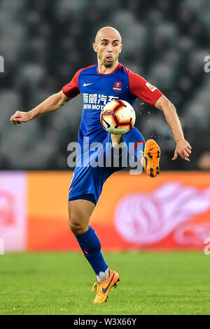 Polacco giocatore di calcio Adrian Mierzejewski di Chongqing SWM dribbling contro Shenzhen F.C. nel loro diciottesima tornata corrispondere durante il 2019 Chinese Football Association Super League (CSL) nella città di Shenzhen, Cina del sud della provincia di Guangdong, 17 luglio 2019. Chongqing SWM sconfitto Shenzhen F.C. 2-0. Foto Stock