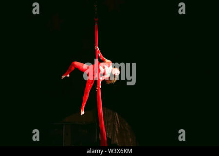 Acrobat esegue un trucco difficile nel circus. Foto Stock