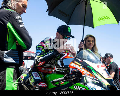 Monterey, CA, Stati Uniti d'America. 14 Luglio, 2019. A. # 1 Jonathan Rea sulla griglia prima della Motul FIM Superbike World Championship Geico U.S. Giro del Mondo SBK gara 2 a Weathertech Raceway Laguna Seca Monterey, CA Thurman James/CSM/Alamy Live News Foto Stock