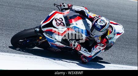 Jul 14, 2019 Monterey, CA, U.S.A. # 28 Markus Reiterberger proveniente in giro 9 durante il Motul FIM Superbike World Championship Geico U.S. Giro del Mondo SBK gara 2 a Weathertech Raceway Laguna Seca Monterey, CA Thurman James / CSM Foto Stock