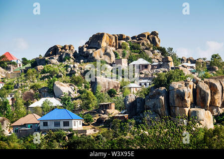 Tipiche formazioni rocciose nei sobborghi della città di Mwanza vicino al lago Victoria, Tanzania Africa Foto Stock