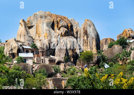 Tipiche formazioni rocciose nei sobborghi della città di Mwanza vicino al lago Victoria, Tanzania Africa Foto Stock