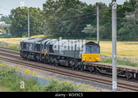 Doppia testa di classe 66 locomotive. Un tipo di 6 assi elettrici diesel locomotiva merci mostrato sulla linea principale della costa occidentale a Winwick alaggio Kiro Foto Stock