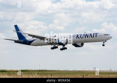 9K-AOJ Boeing 777-369 ER) -62567 sulla luglio 11, 2019, lo sbarco su Parigi Roissy alla fine del volo Kuwait Airways KU181 da Kuwait City Foto Stock