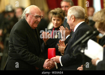 Roma, Italia. 10 Febbraio, 2004. © MAURO SCROBOGNA/LAPRESSE 10-02-2004 ROMA ITALIANO QUIRINALE - PREMI DE SICA NELLA FOTO IL PRESIDENTE DELLA REPUBBLICA CARLO AZEGLIO CIAMPI CON ANDREA CAMILLERI Credito: LaPresse/Alamy Live News Foto Stock