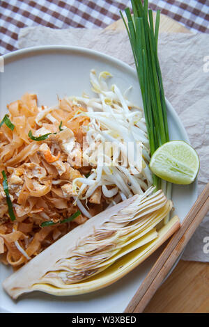 Pad tai che serve sul piatto bianco Foto Stock