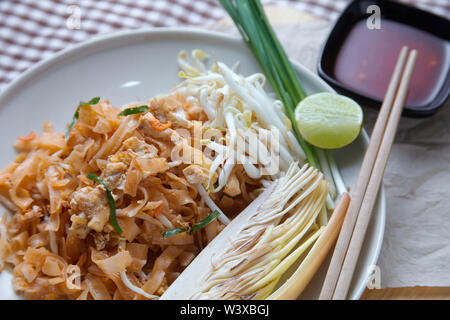 Pad tai che serve sul piatto bianco Foto Stock