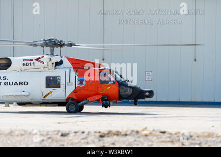 Una guardia costiera Stazione aria Kodiak MH-60 elicottero Jayhawk equipaggio, mentre distribuito ai Kotzebue, si sposta nella posizione di decollare da Kotzebue, Alaska, 14 luglio 2019. L'equipaggio stava conducendo un volo di formazione a sostegno della protezione Artico 2019. Stati Uniti Coast Guard foto di Sottufficiali di prima classe Bradley Pigage. Foto Stock