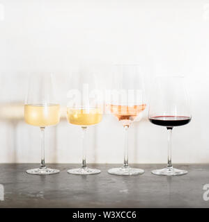 Varietà di tipi di vino sulla tavola di calcestruzzo, quadrato ritaglia Foto Stock