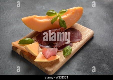 Spaghetti o tradizionali tapas spagnole. Antipasti con antipasti italiani snack. Varietà di piccoli panini con pomodori ciliegia, salmone, Foto Stock