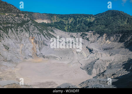 Kawah Ratu, un cratere vulcanico del monte Tangkuban Perahu, Bandung, Indonesia Foto Stock