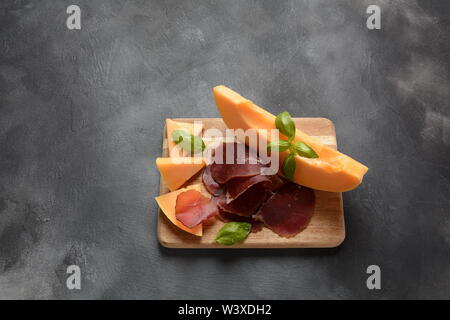 Spaghetti o tradizionali tapas spagnole. Antipasti con antipasti italiani snack. Varietà di piccoli panini con pomodori ciliegia, salmone, Foto Stock