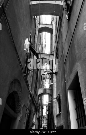 Medieval strade strette e case con contrafforti, Italia. Immagine in bianco e nero Foto Stock