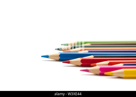 Matita blu si distingue da un certo numero di altri matite colorate giacente su un isolato sfondo bianco Foto Stock
