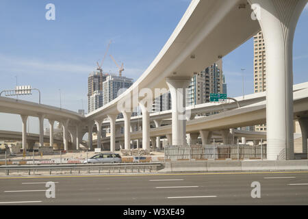 DUBAI, UAE, 13 gennaio 2019: nuovo bellissimo incrocio stradale sullo sfondo dei grattacieli in costruzione Foto Stock