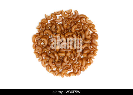 Pila di pasta di grano saraceno con farina su uno sfondo bianco, vista dall'alto Foto Stock